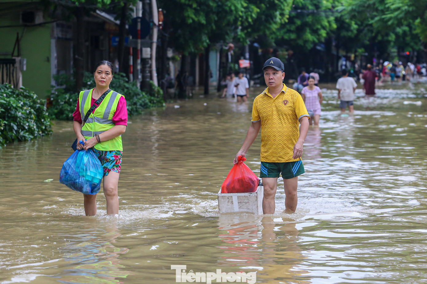 Người dân ở đây cho biết, khu dân cư ngập sâu, có đoạn ngập sâu đến gần 1m, còn khu vườn quất Tứ Liên thì "chìm nghỉm" trong nước sông Hồng.