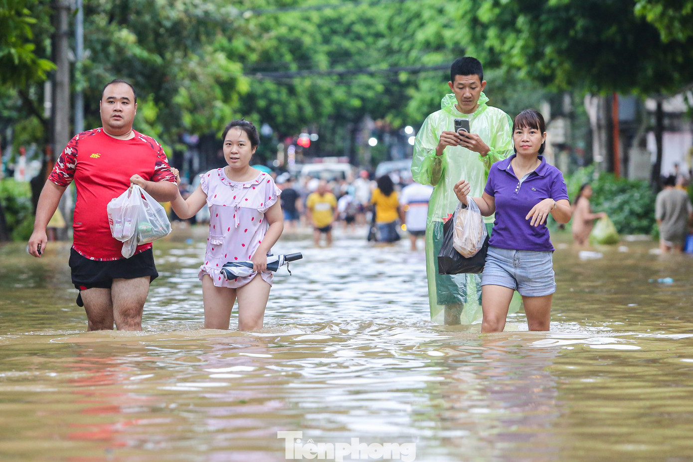 Người dân hối hả di chuyển đồ đạc đến nơi ở không ngập nước.