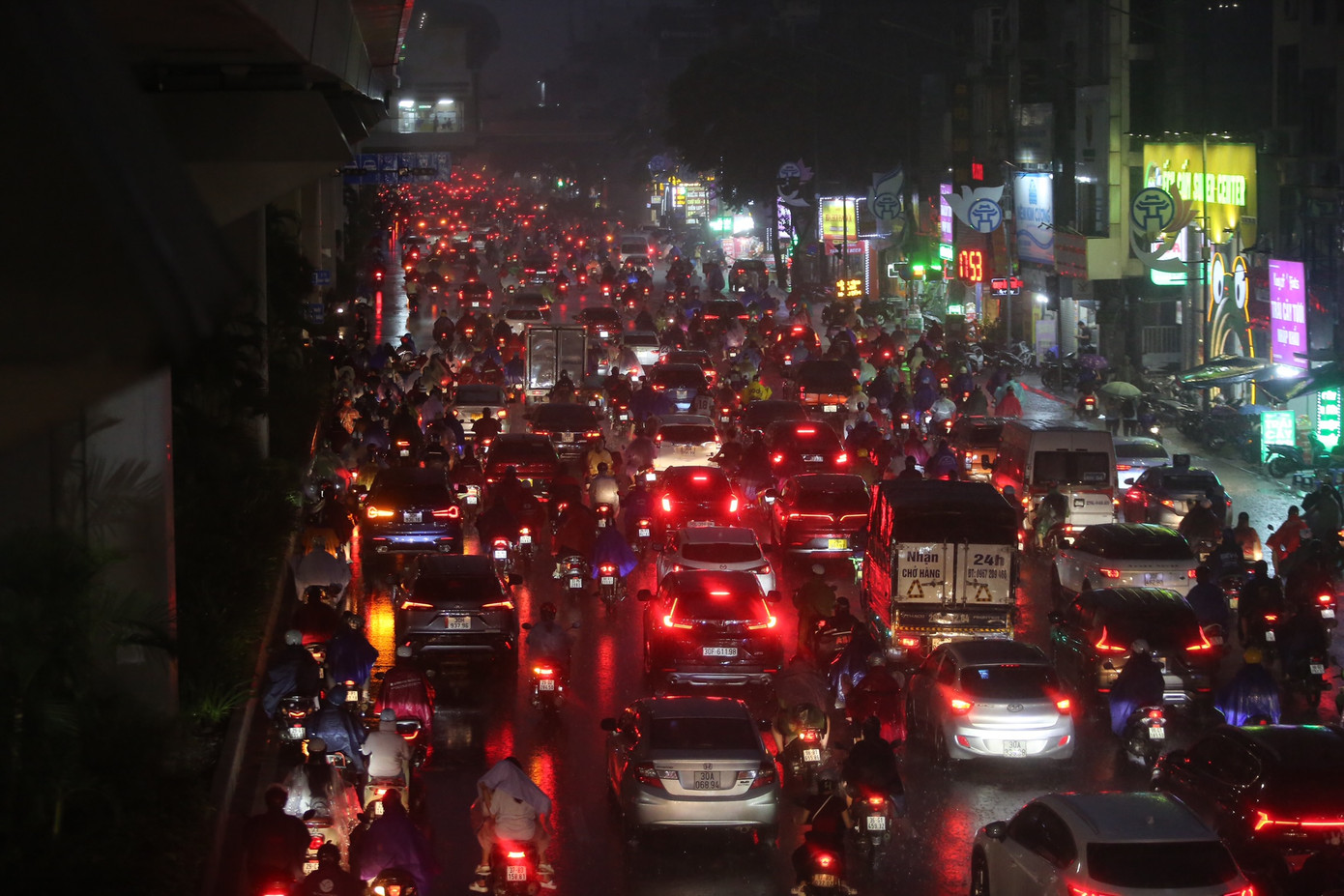 Người dân duy chuyển chậm trên đường Nguyễn Trãi (quận Thanh Xuân). Người dân duy chuyển chậm trên đường Nguyễn Trãi (quận Thanh Xuân).