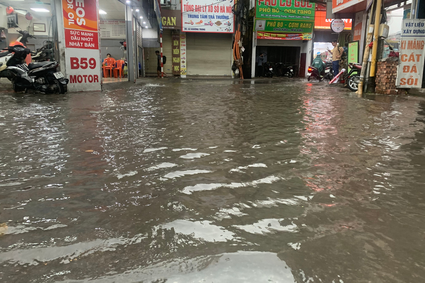 Phố Khương Trung nhanh chóng chìm trong biển nước. Phố Khương Trung nhanh chóng chìm trong biển nước.