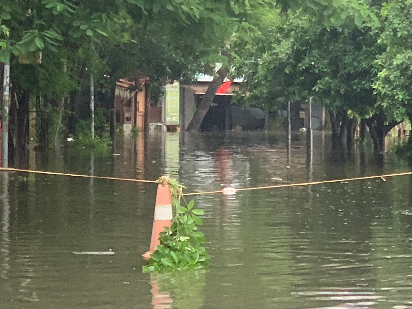 Khu vực đường cạnh hồ ngập sâu hơn 1m, người dân phải chăng dây ngăn các phương tiện di chuyển vào, nhiều nhà cô lập.