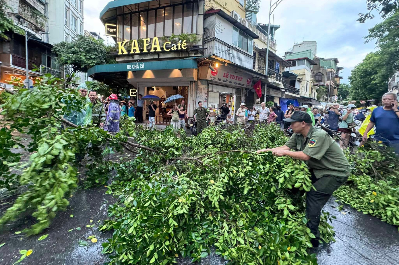 Lực lượng chức năng xử lý hiện trường. Lực lượng chức năng xử lý hiện trường.