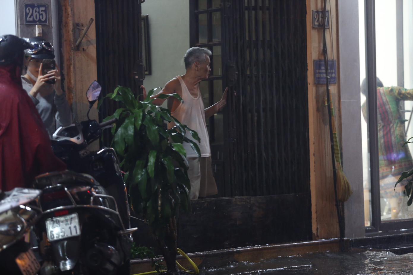 Người dân canh không có nước vào nhà trên phố Hoàng Văn Thái. Người dân canh không có nước vào nhà trên phố Hoàng Văn Thái.