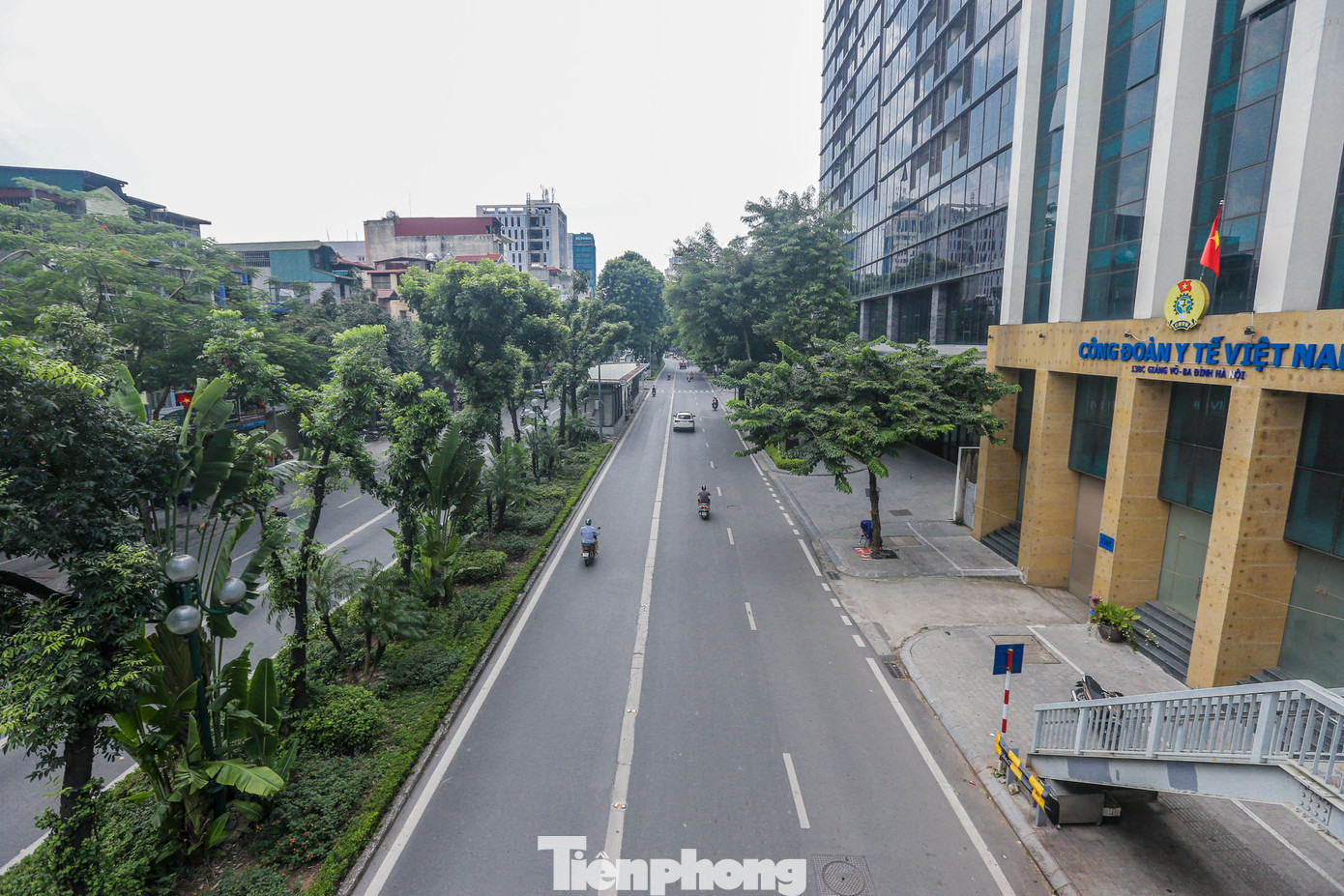 Các phương tiện thảnh thơi lưu thông trên phố Giảng Võ.