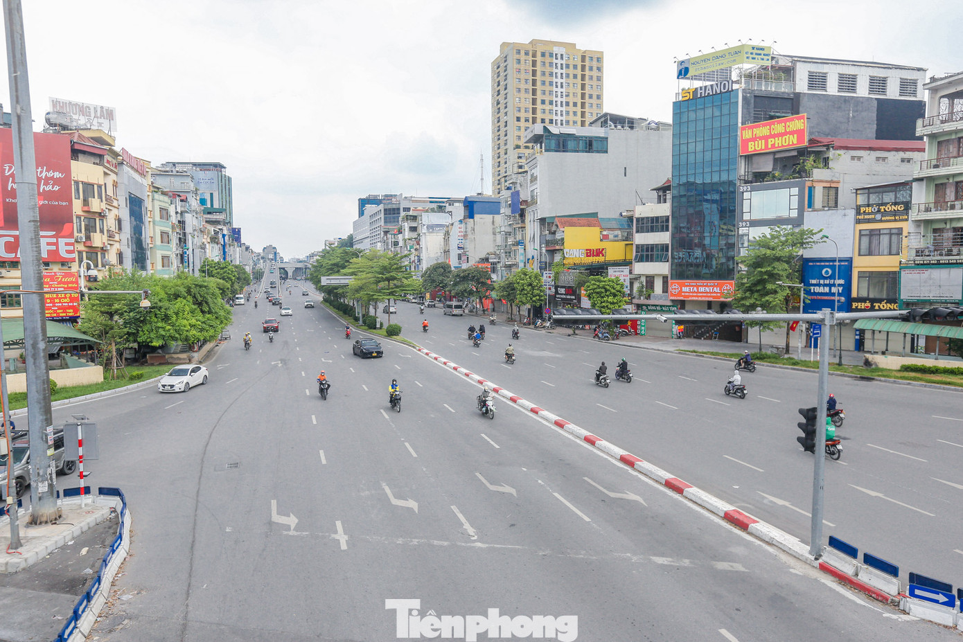 Đường Trường Chính vắng vẻ, các phương tiện di chuyển dễ dàng cả trên lẫn dưới.