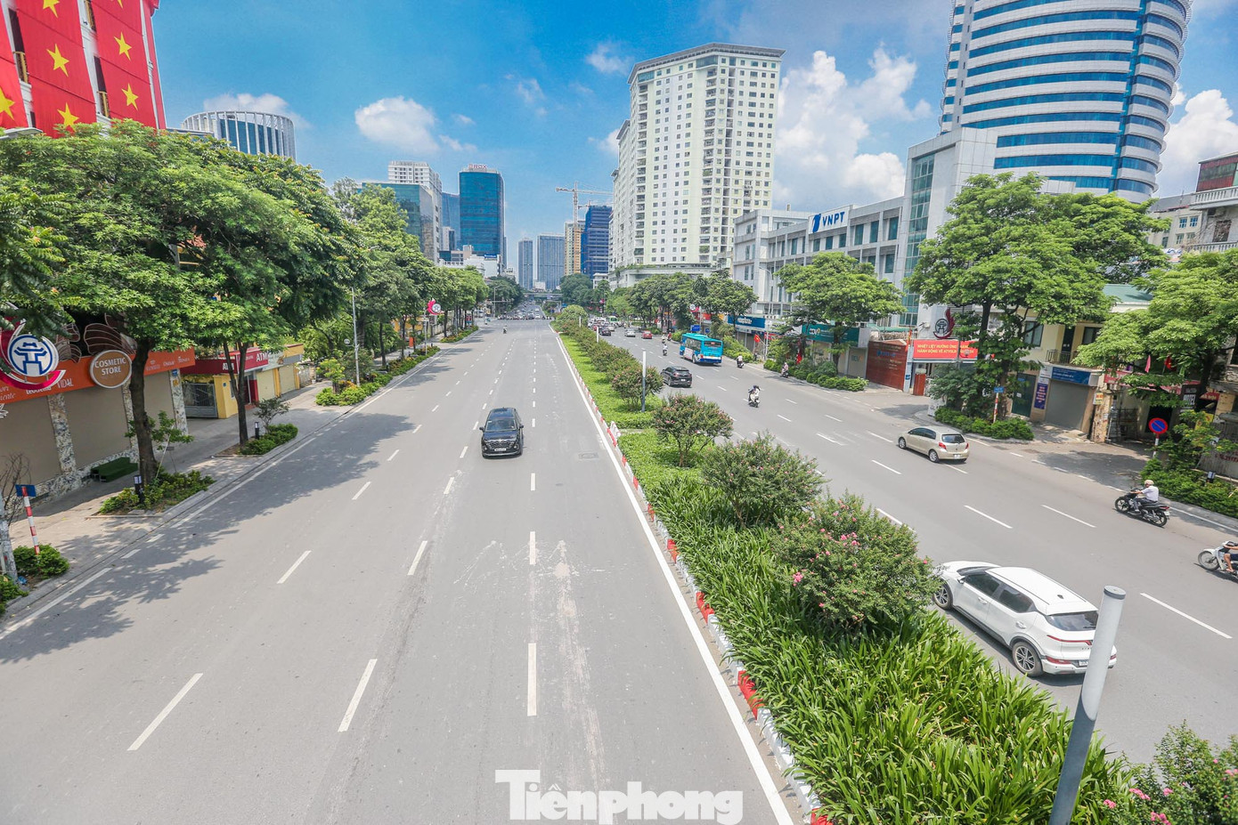 Đường Nguyễn Chí Thanh với 8 làn xe là điểm nóng về ùn tắc giao thông của Thủ đô nhưng lại khá vắng vẻ trong ngày nghỉ lễ 2/9.