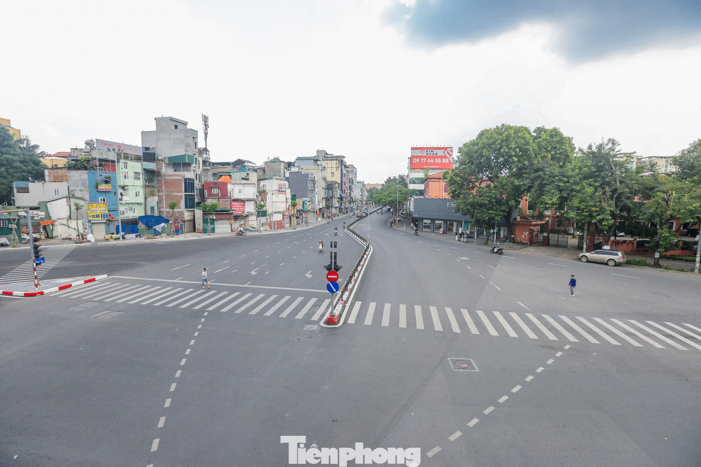 Hình ảnh khác lạ tại nút giao Thái Hà - Chùa Bộc.