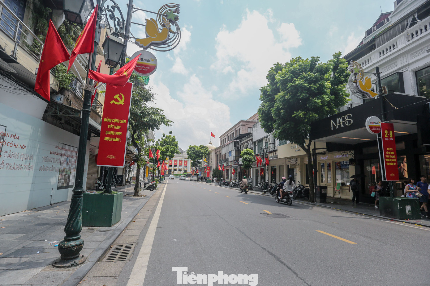 Phố Tràng Tiền nổi tiếng với sự sầm uất đột nhiên bình yên đến lạ trong ngày nghỉ lễ 2/9.