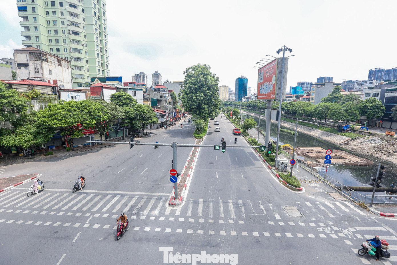 Trục đường Láng thường xuyên xảy ra ùn tắc ken đặc các phương tiện nay lại thưa thớt.