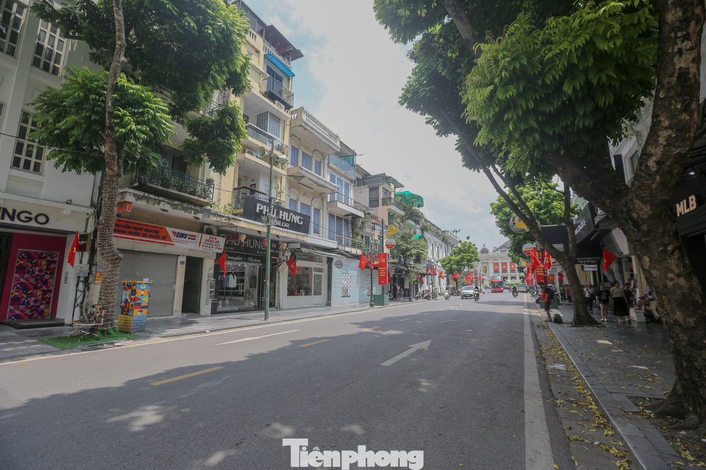 Ghi nhận của PV, trong ngày nghỉ lễ thứ 3 của kỳ nghỉ lễ Quốc khánh 2/9, đường phố Thủ đô vắng vẻ, ít các phương tiện đi lại, giao thông thông suốt kể cả giờ cao điểm, khác hẳn với hình ảnh ùn tắc, ken đặc các phương tiện thường ngày