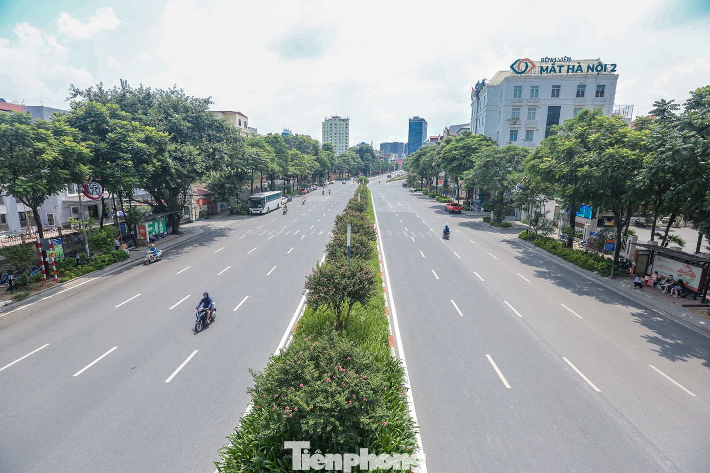 Đường Nguyễn Chí Thanh với 8 làn xe là điểm nóng về ùn tắc giao thông của Thủ đô nhưng lại khá vắng vẻ trong ngày nghỉ lễ 2/9.