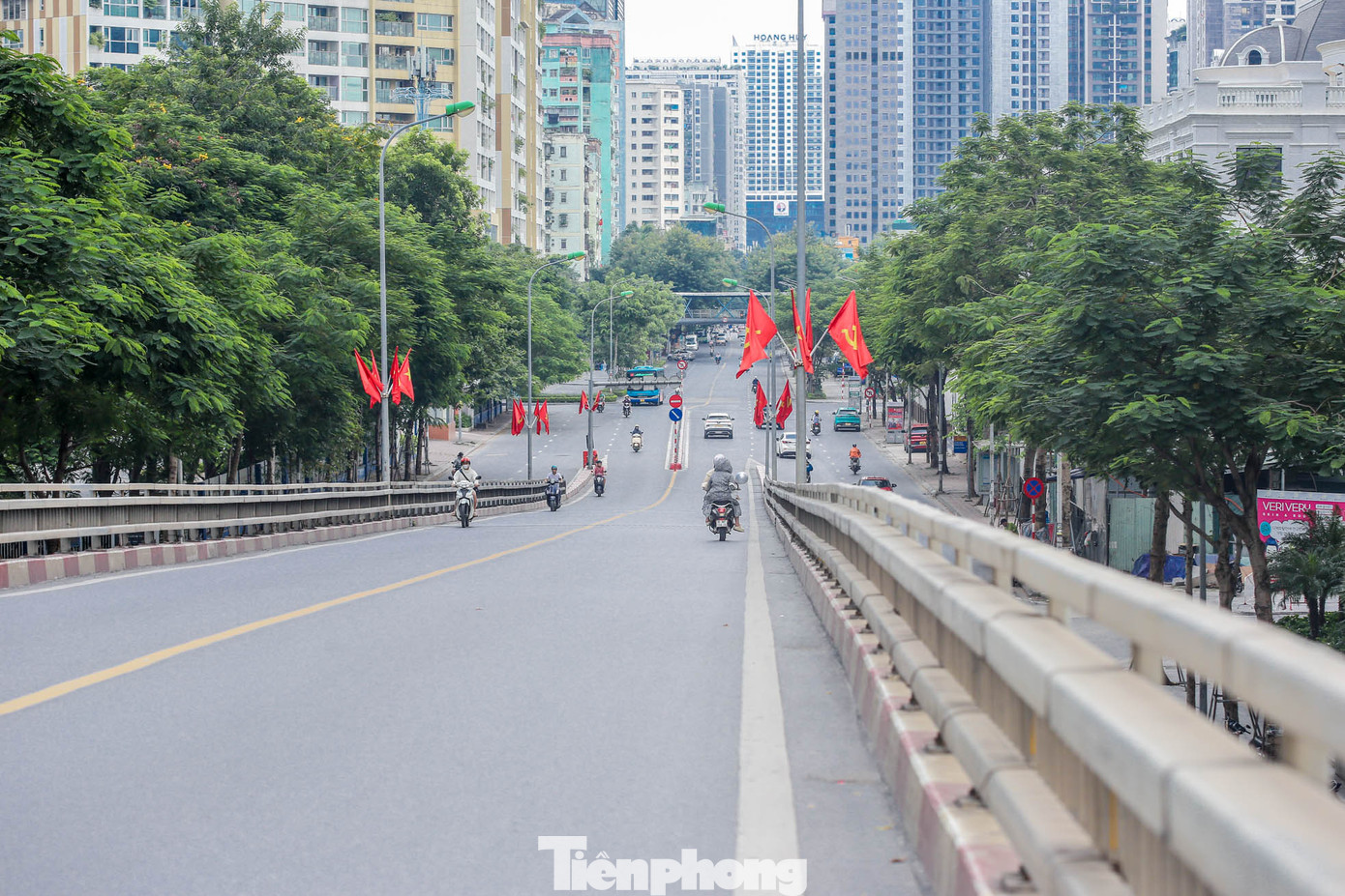 Cầu vượt tại đường Hoàng Minh Giám vắng vẻ, khác hẳn với cảnh "nhích từng bước".