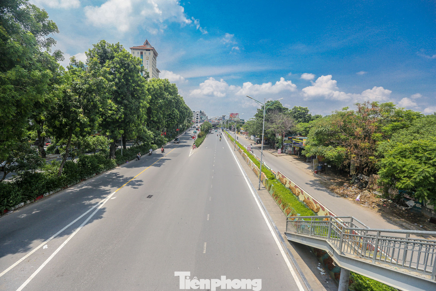 Tuyến đường Yên Phụ hướng về cầu vượt An Dương thông thoáng.