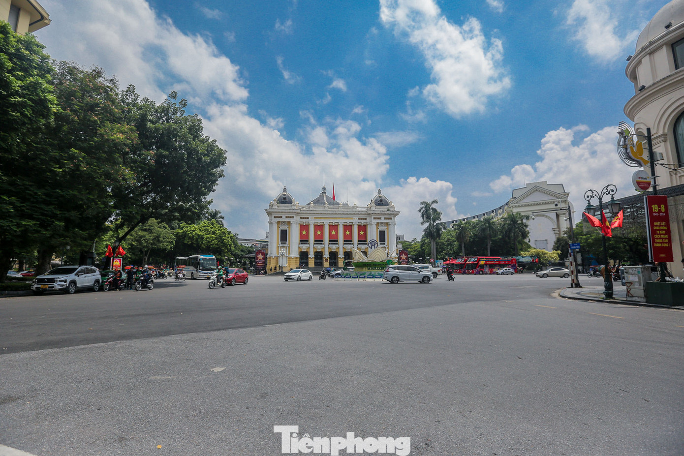 Khu vực Quảng trường Cách mạng Tháng Tám vắng phương tiện qua lại.