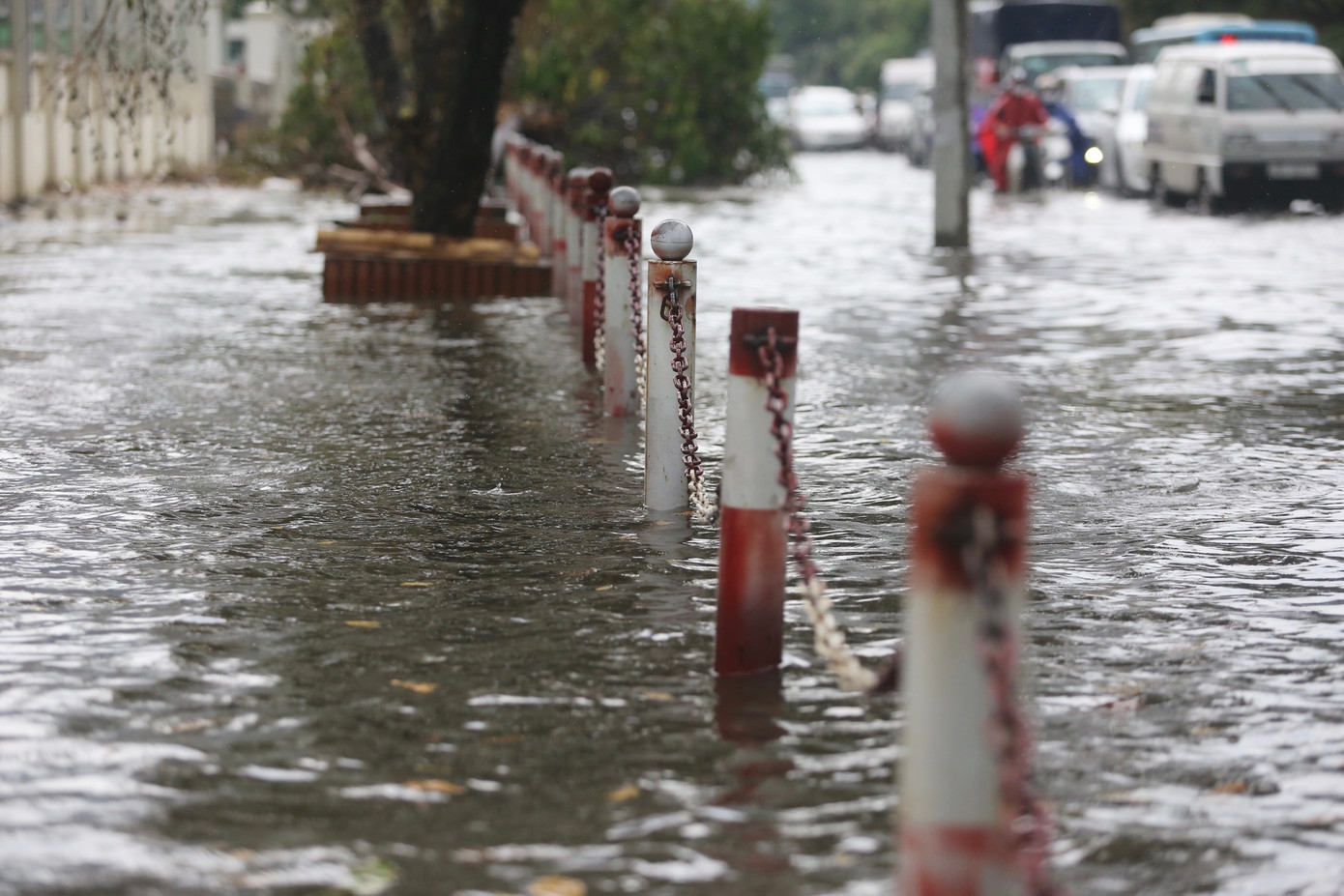 Nước ngập sâu tràn lên vỉa hè.