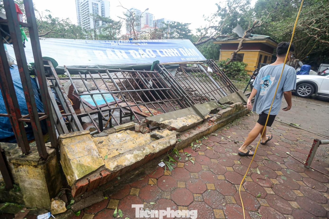 Một bãi đỗ xe trong khu đô thị Linh Đàm bị đổ sập.