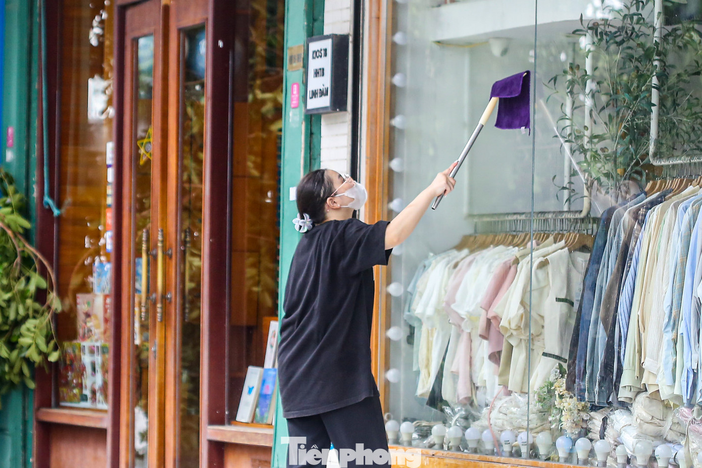 Người dân sửa chữa, quét dọn sau khi bão số 3 đi qua