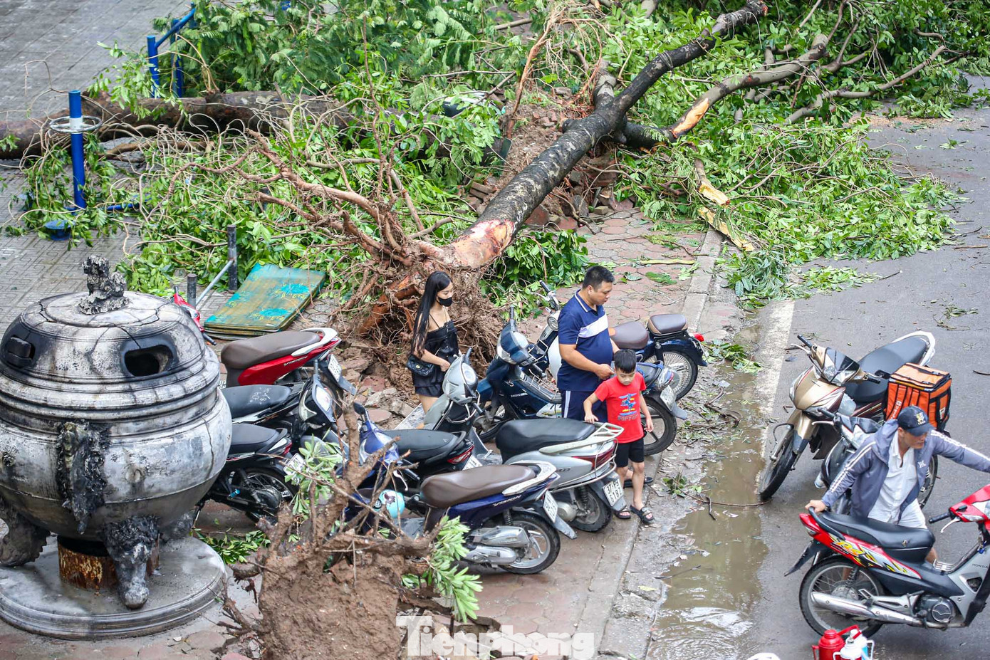 Người dân di chuyển khó khăn khi phải vượt qua nhiều "chướng ngại vật".