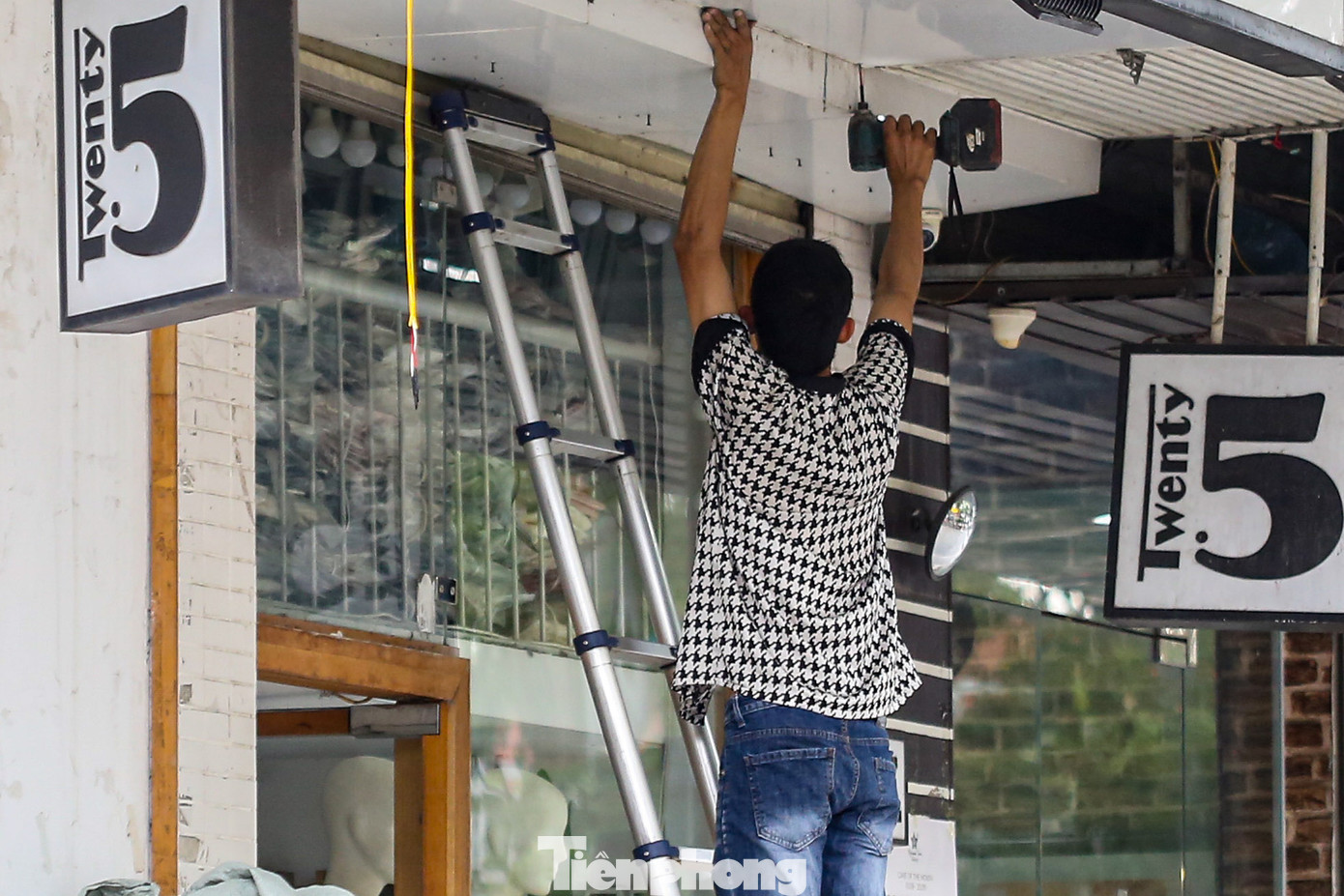 Người dân sửa chữa, quét dọn sau khi bão số 3 đi qua