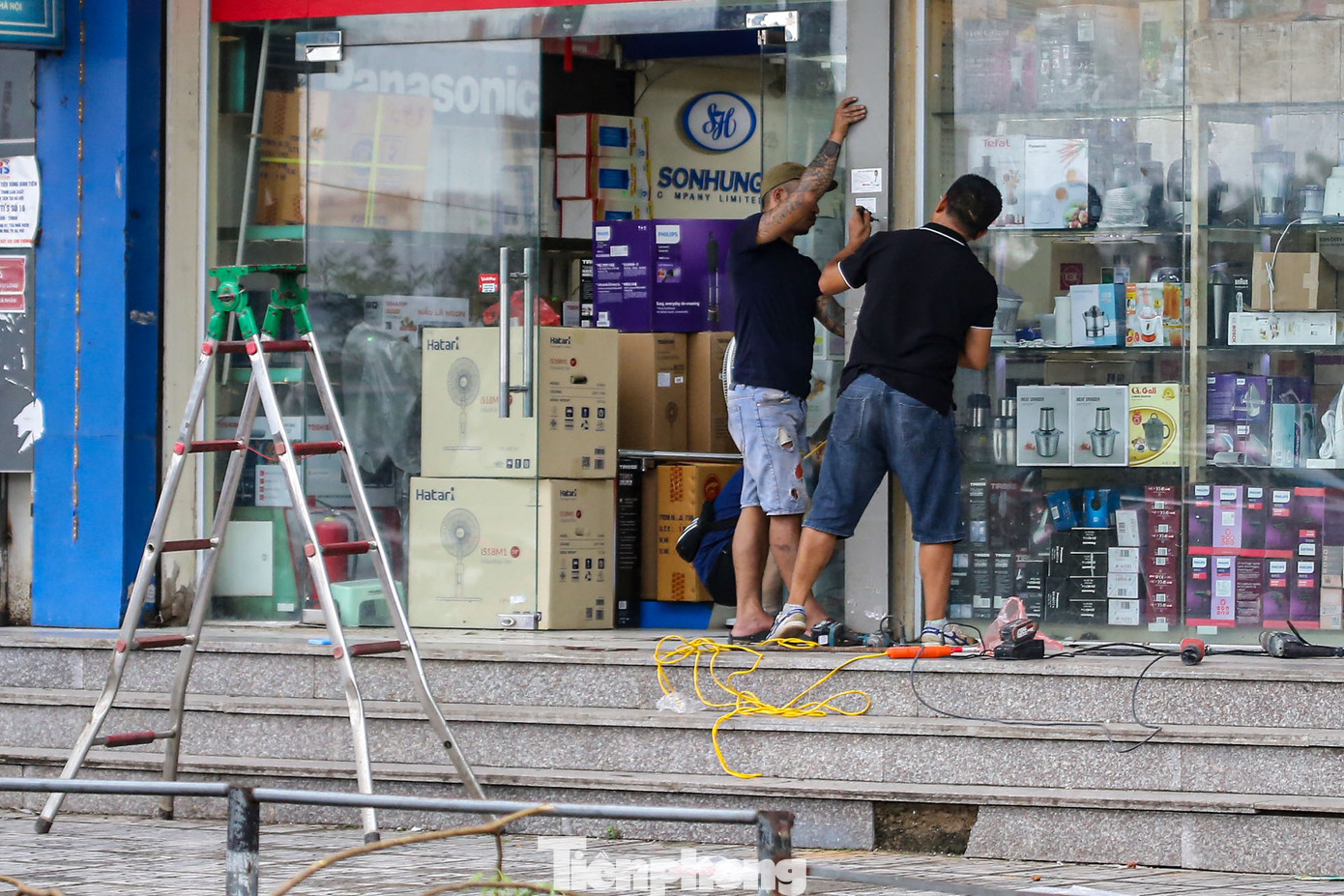 Người dân sửa chữa, quét dọn sau khi bão số 3 đi qua