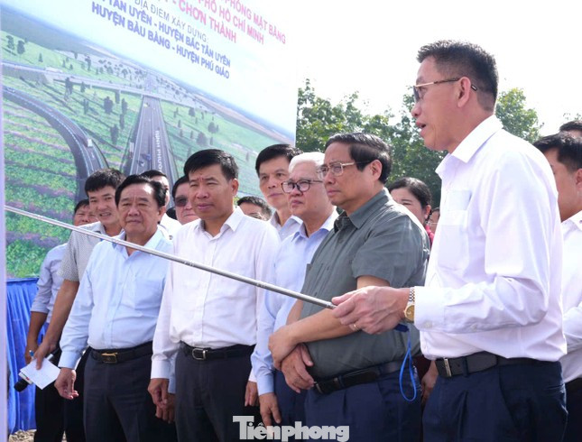 Thủ tướng Phạm Minh Chính nghe báo cáo về dự án. Thủ tướng Phạm Minh Chính nghe báo cáo về dự án.
