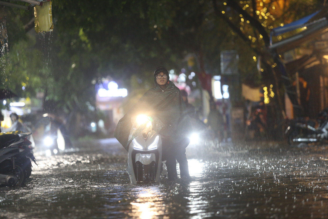 Theo quan sát, khu vực phố Vương Thừa Vũ ngập kéo dài hàng trăm mét, nơi ngập sâu nhất khoảng 40-50cm. Theo quan sát, khu vực phố Vương Thừa Vũ ngập kéo dài hàng trăm mét, nơi ngập sâu nhất khoảng 40-50cm.