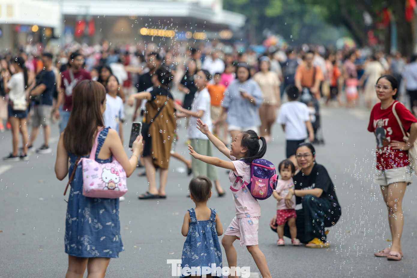Trẻ em thích thú khi được phụ huynh, gia đình đưa lên phố đi bộ ngày lễ.