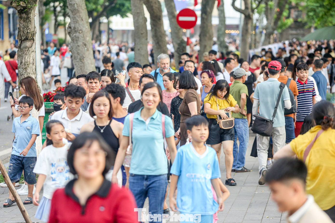 Mặc dù người dân và du khách có thể đi bộ dưới lòng đường nhưng dọc vỉa hè đều chật kín người.