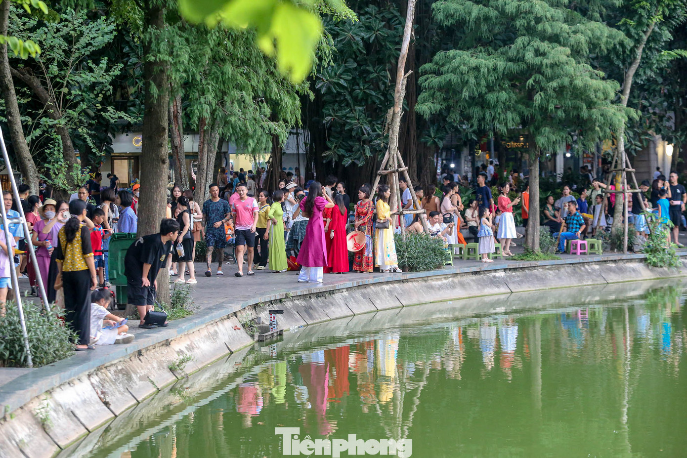 Khu vực bờ kè thu hút nhiều người dừng chân trong thời tiết mát dịu.