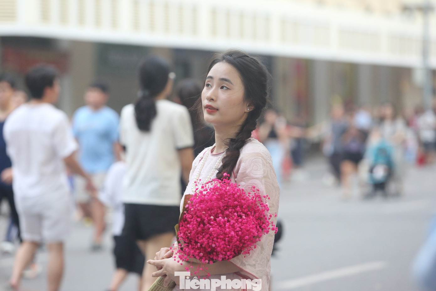 Nhiều bạn trẻ tranh thủ lưu giữ khoảnh khắc trong khí trời mát mẻ.