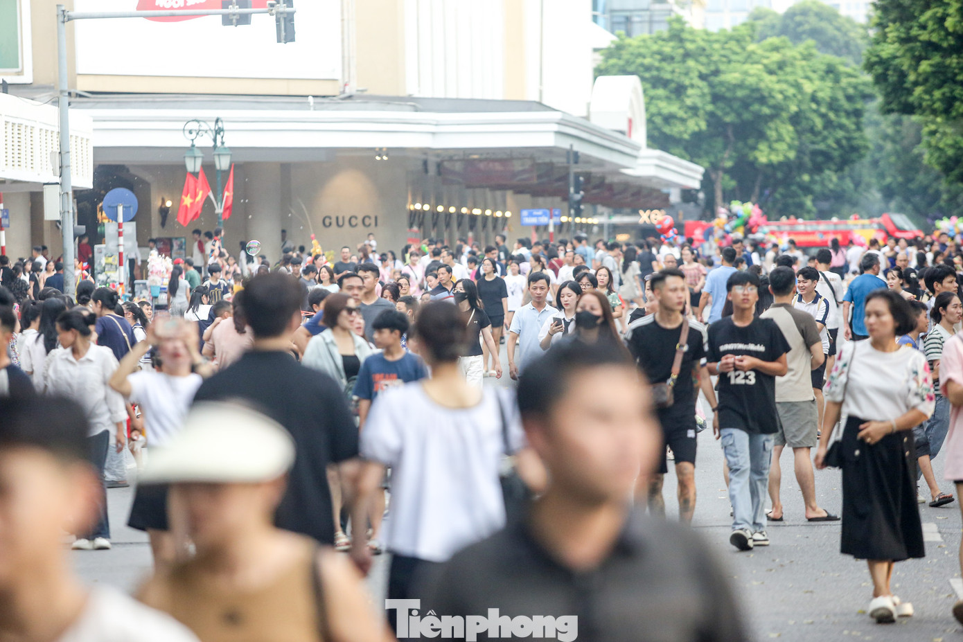 Khu vực phố Đinh Tiên Hoàng được "lấp đầy" bởi du khách.