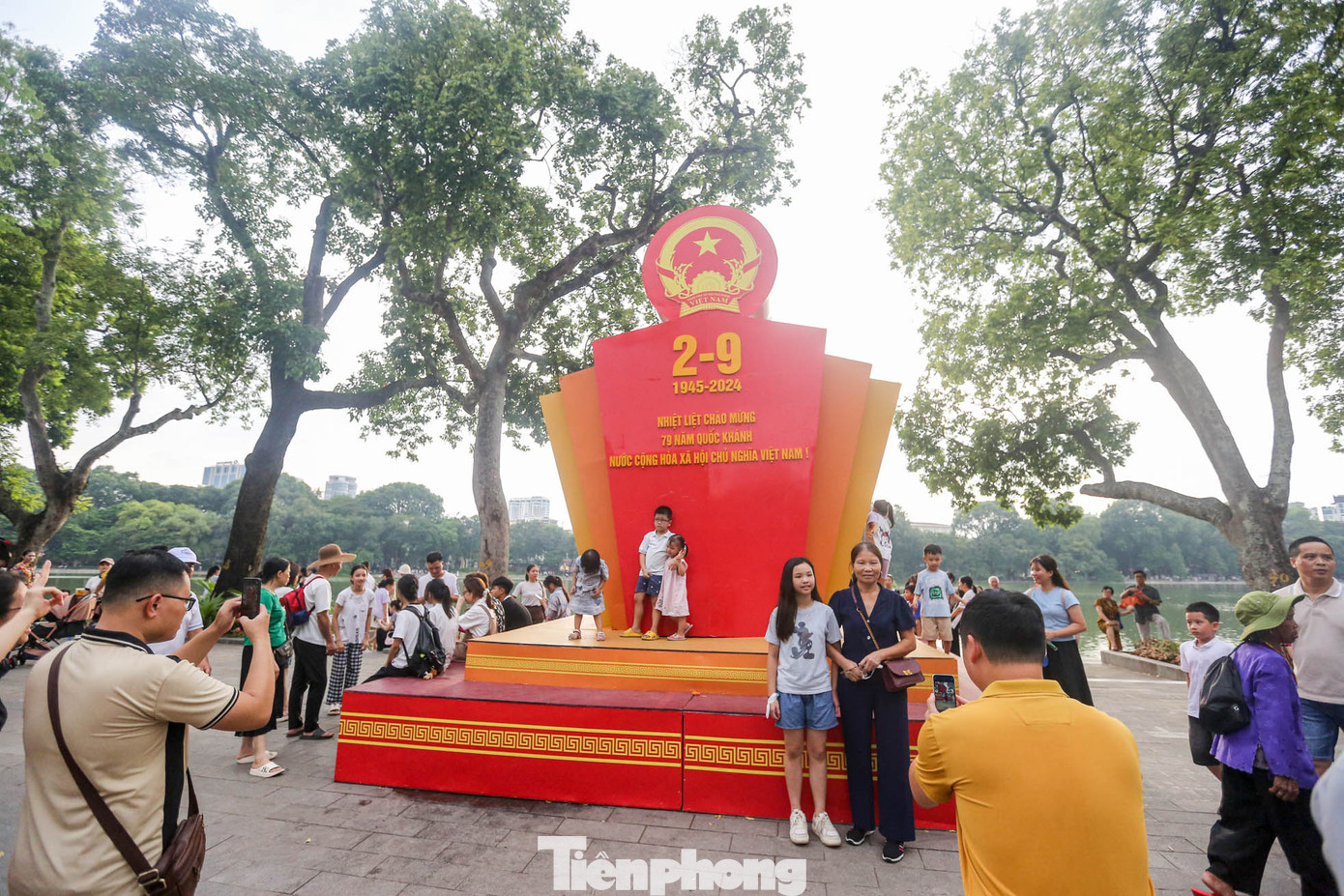 Người dân nườm nượp chụp ảnh, check-in tại pano lớn chào mừng Quốc khánh 2/9 tại khu vực vỉa hè đường Đinh Tiên Hoàng.