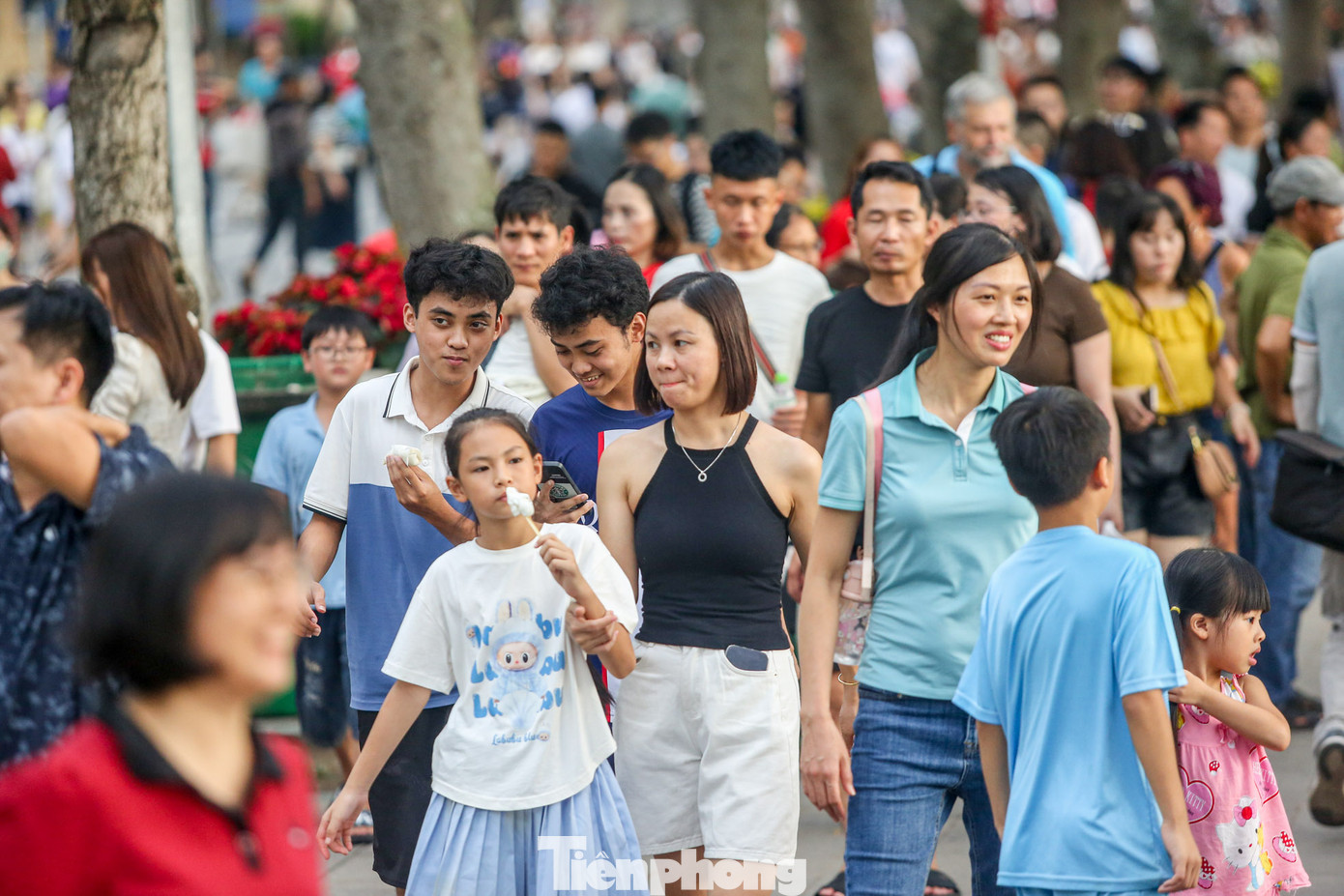 Mặc dù người dân và du khách có thể đi bộ dưới lòng đường nhưng dọc vỉa hè đều chật kín người.