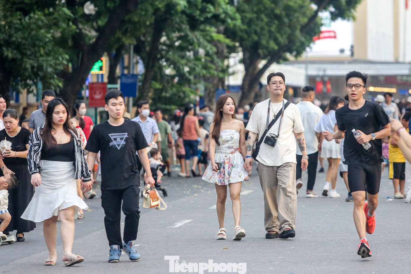 Người dân thảnh thơi, dạo bước trên phố đi bộ ngày lễ.