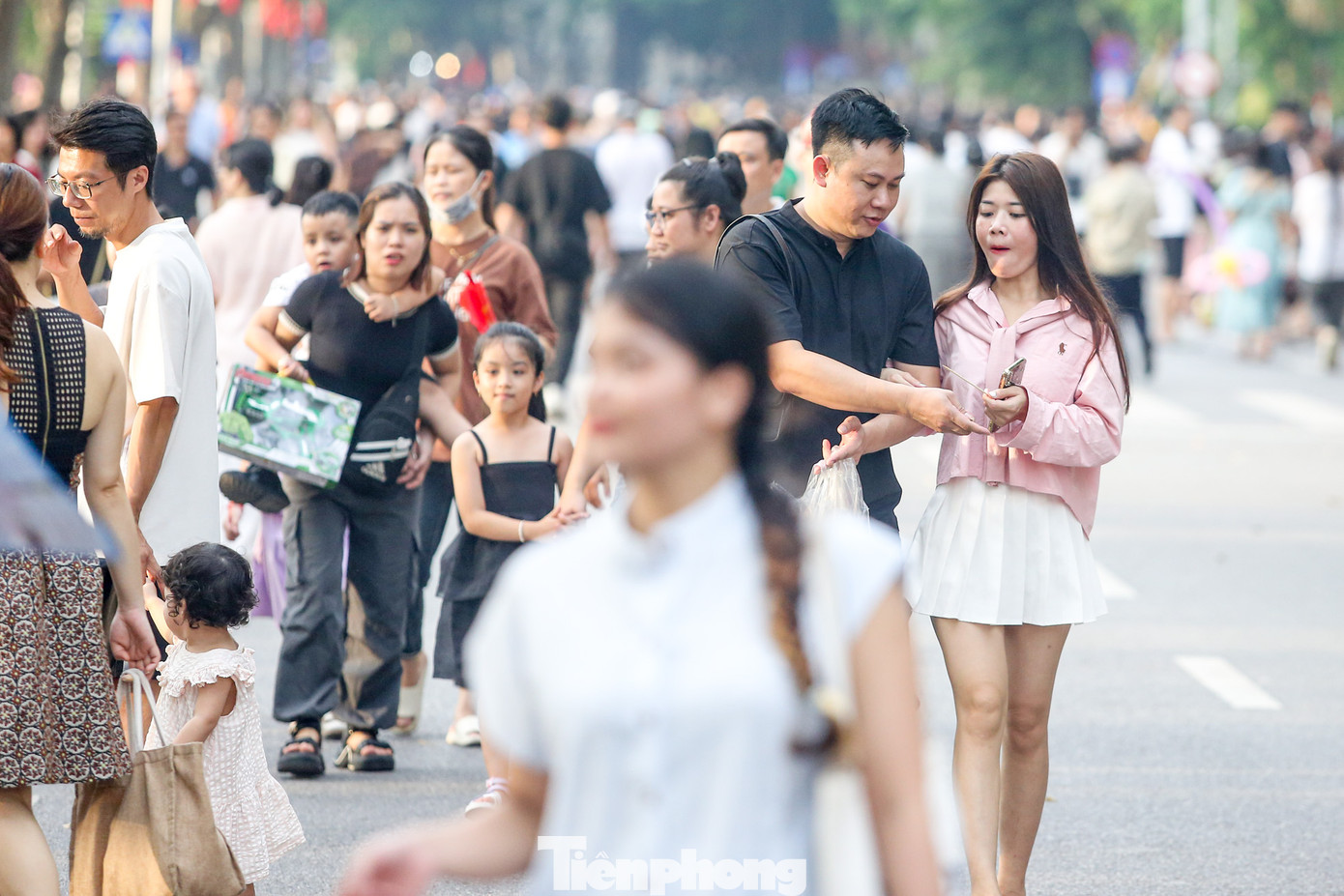 Người dân thảnh thơi, dạo bước trên phố đi bộ ngày lễ.