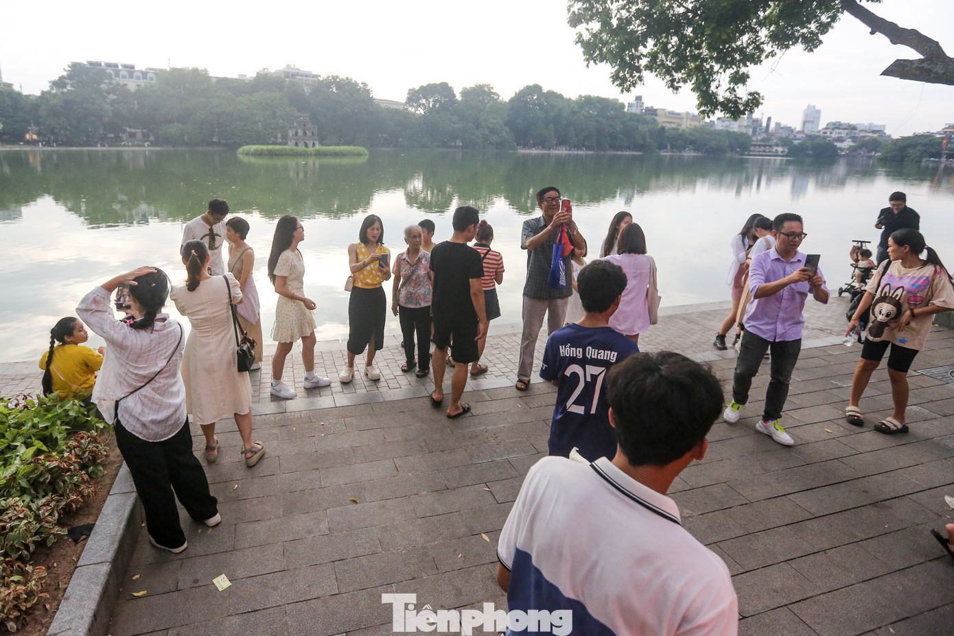 Khu vực bờ kè nhìn thẳng ra tháp Rùa thu hút nhiều người đến chụp ảnh.