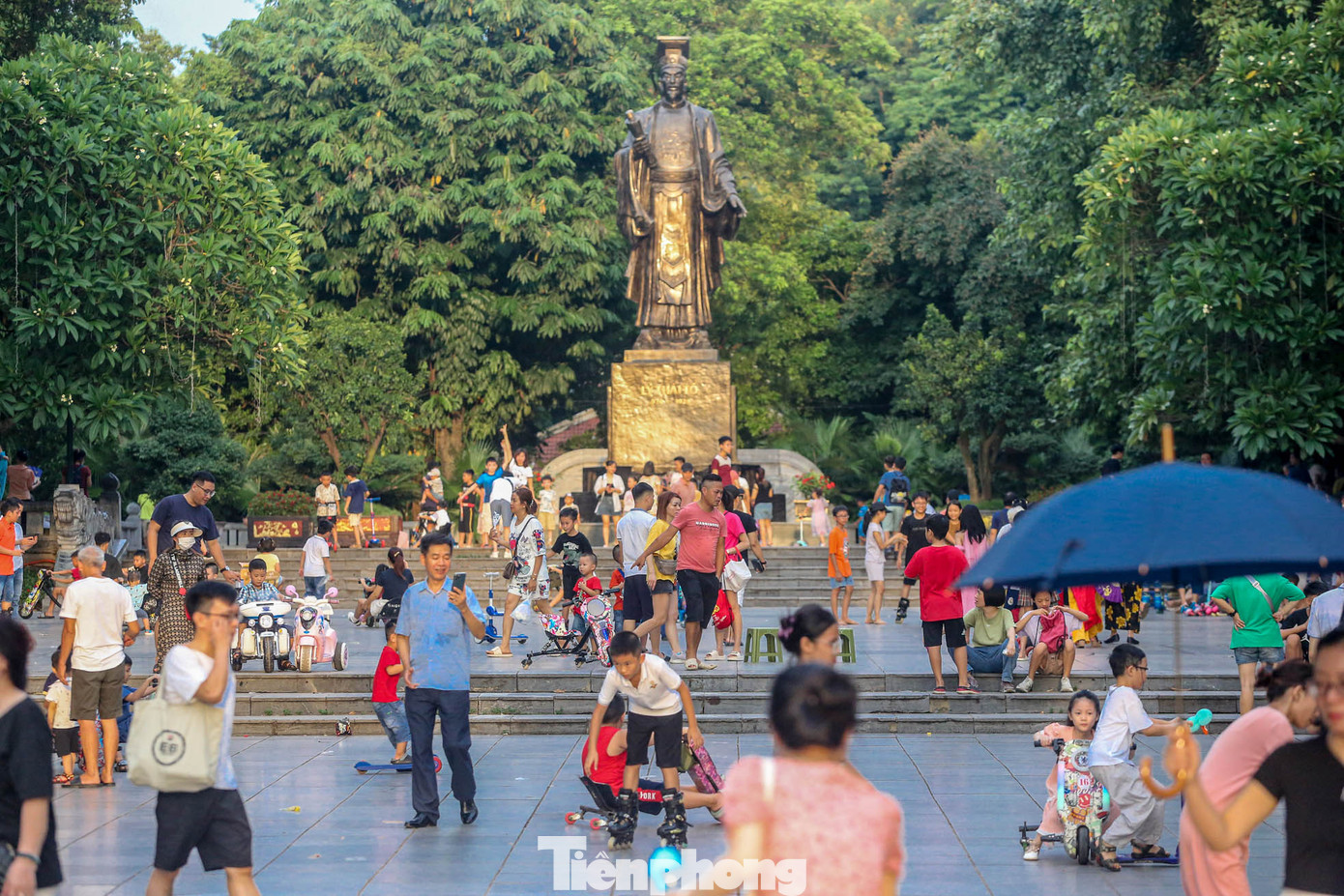 Vườn hoa Lý Thái Tổ thu hút rất đông du khách.