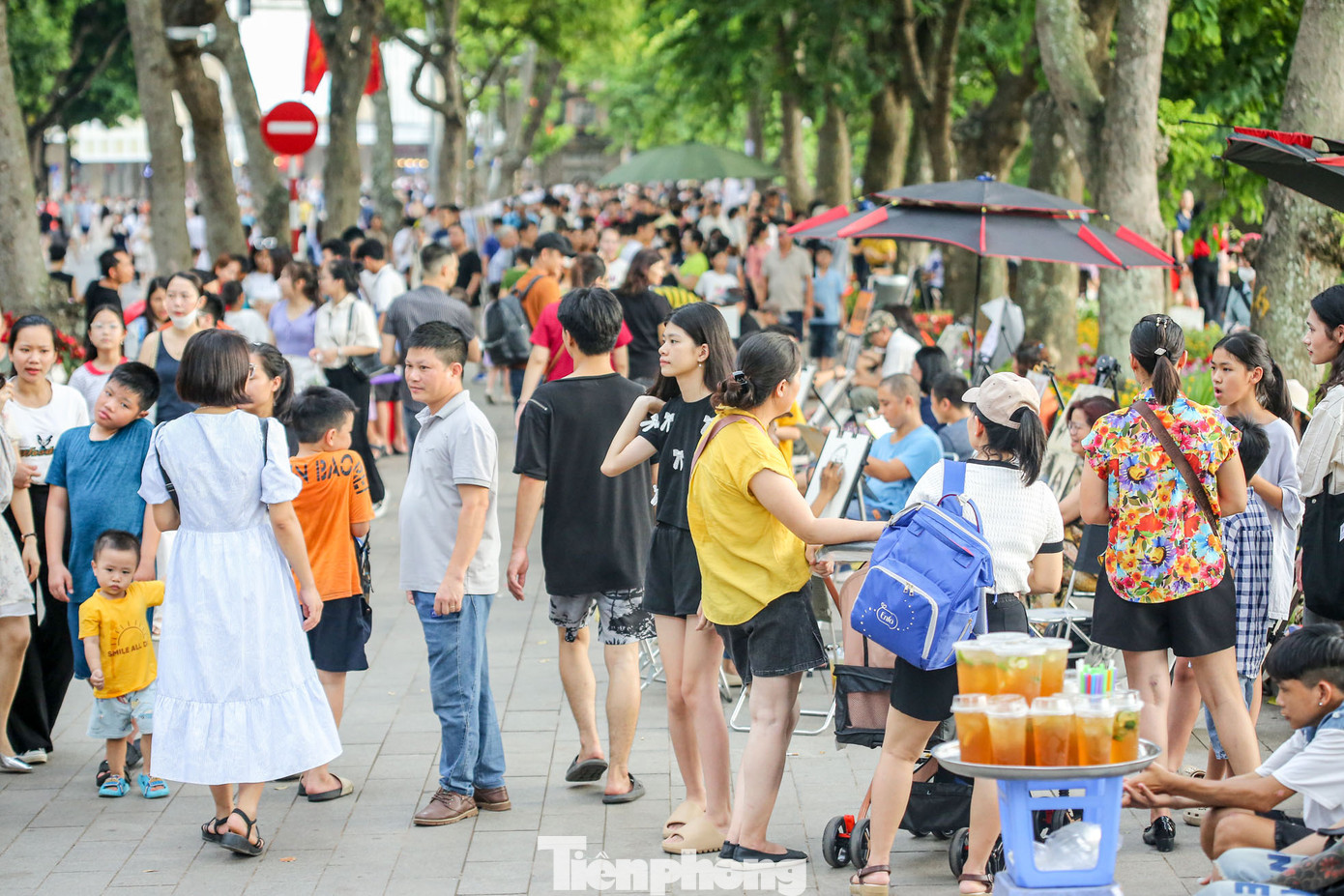 Mặc dù người dân và du khách có thể đi bộ dưới lòng đường nhưng dọc vỉa hè đều chật kín người.