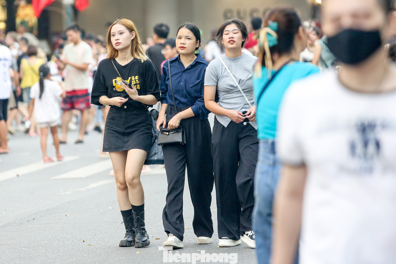 Người dân thảnh thơi, dạo bước trên phố đi bộ ngày lễ.