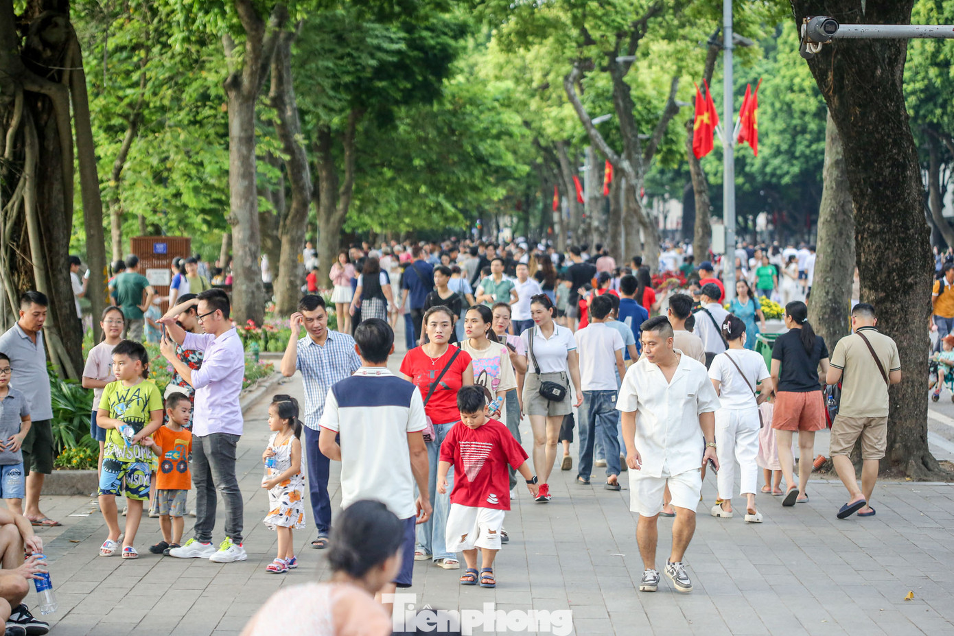 Khu vực phố đi bộ lúc nào cũng đông đúc, đặc biệt vào buổi chiều muộn và tối.