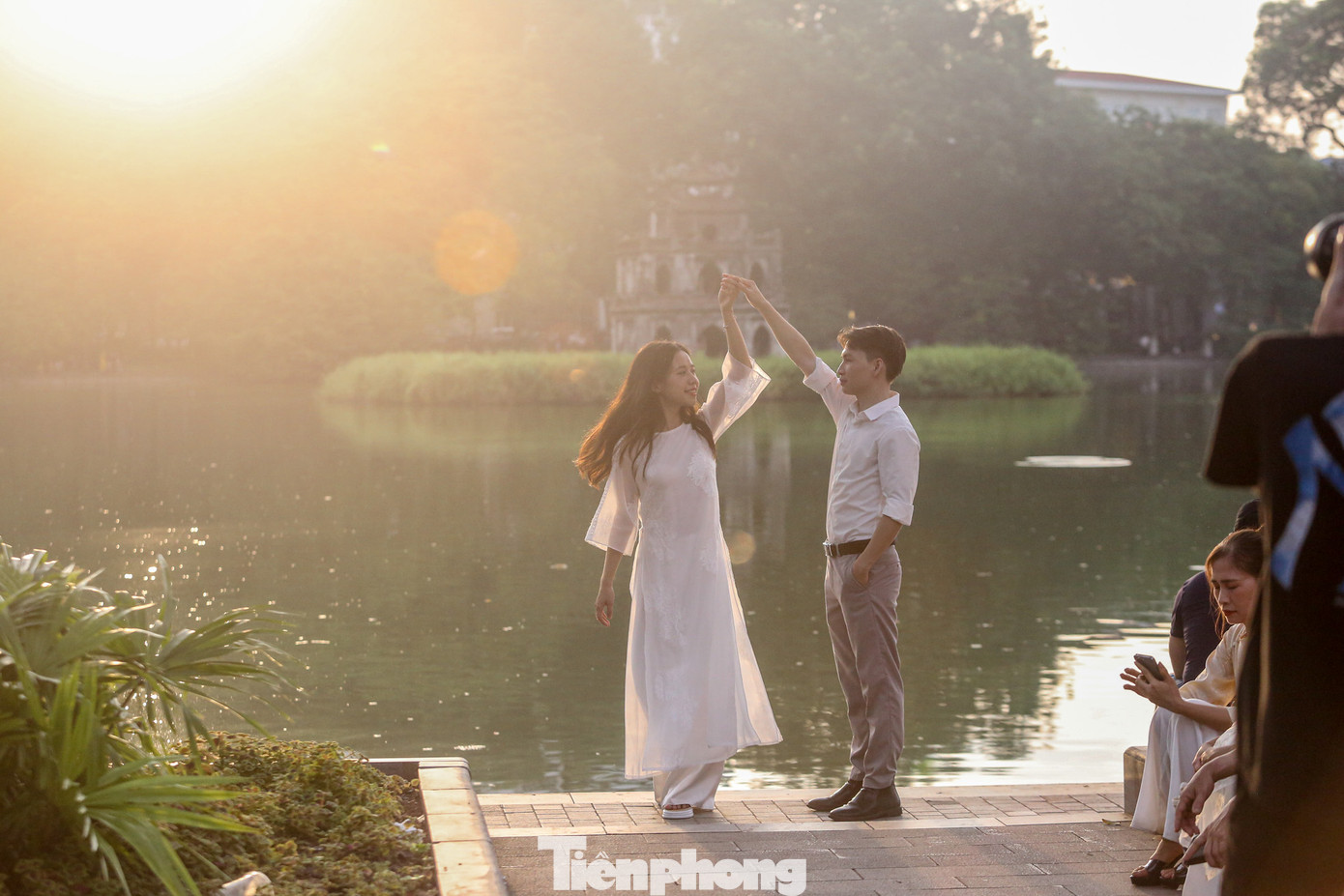 Đôi bạn trẻ tranh thủ chụp ảnh dưới nắng chiều thu trong dịp nghỉ lễ.