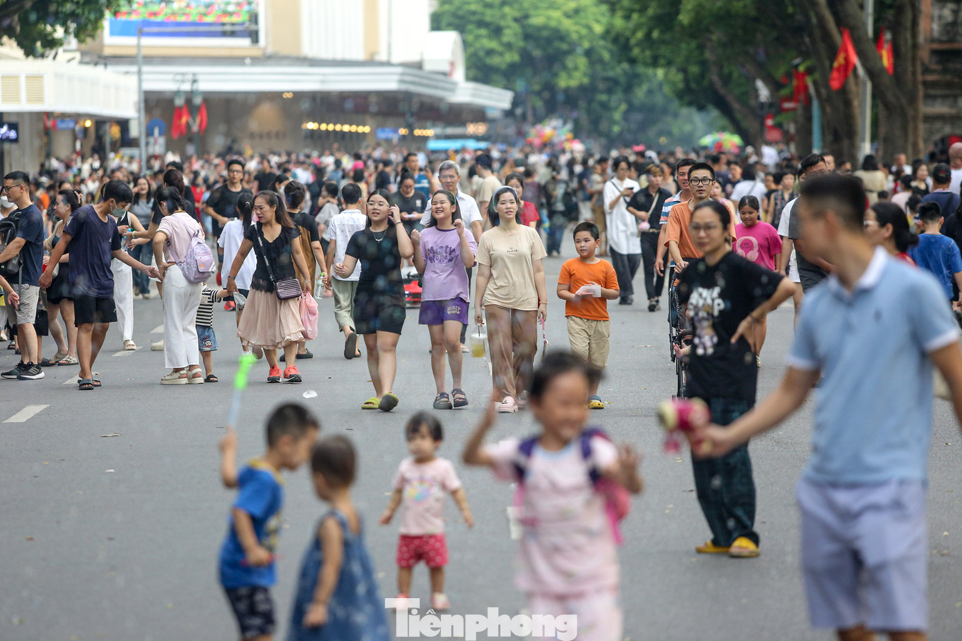 Càng về tối, lượng khách đổ về phố đi bộ hồ Hoàn Kiếm càng đông