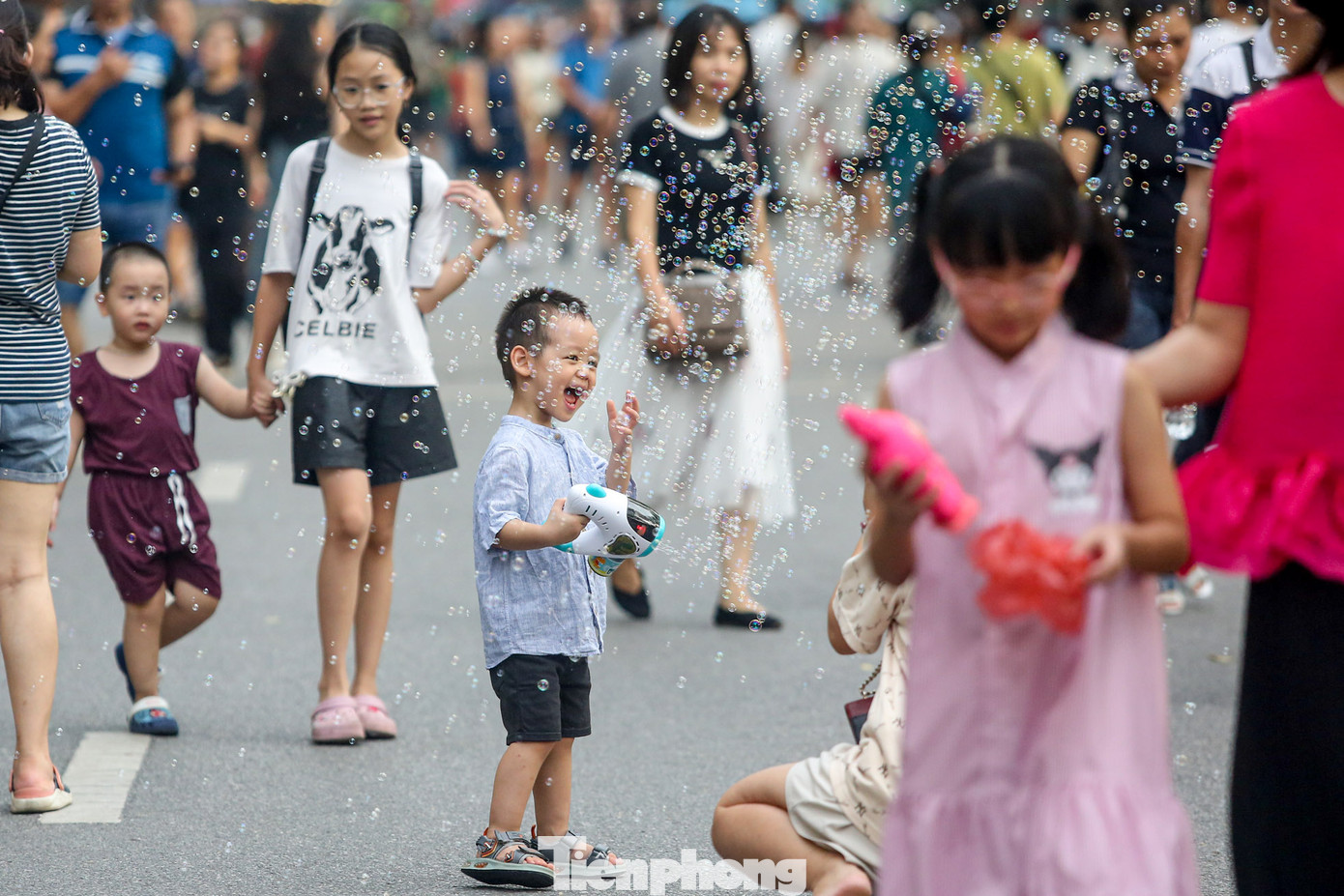 Trẻ em thích thú khi được phụ huynh, gia đình đưa lên phố đi bộ ngày lễ.
