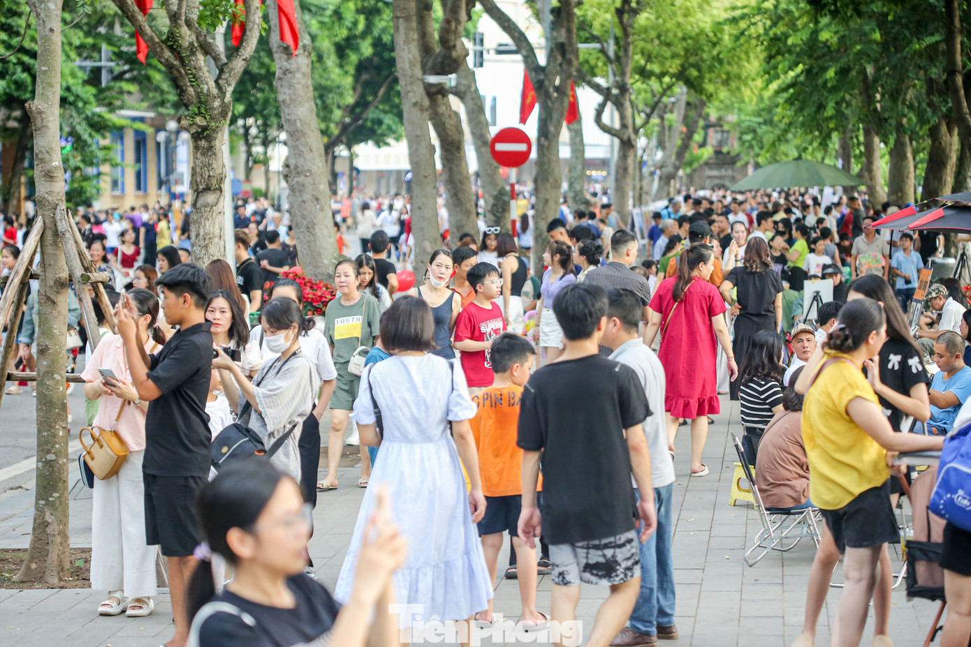 Mặc dù người dân và du khách có thể đi bộ dưới lòng đường nhưng dọc vỉa hè đều chật kín người.