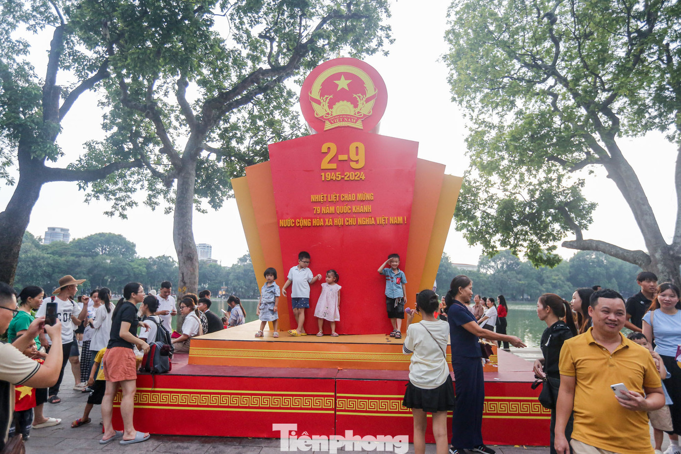 Người dân nườm nượp chụp ảnh, check-in tại pano lớn chào mừng Quốc khánh 2/9 tại khu vực vỉa hè đường Đinh Tiên Hoàng.