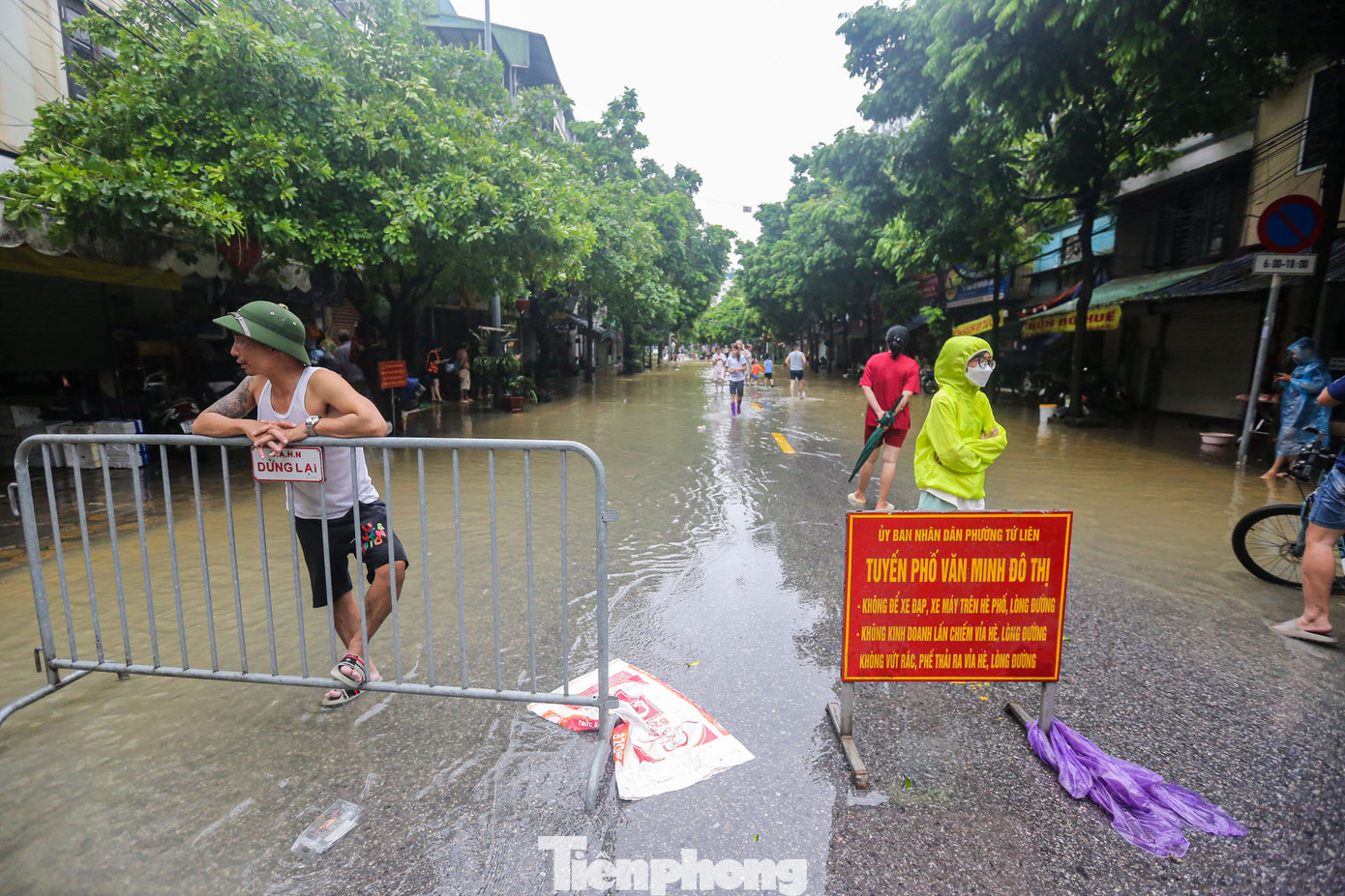 Chốt chặn được đặt ở đầu phố Tứ Liên, ngay gần đường Âu Cơ.