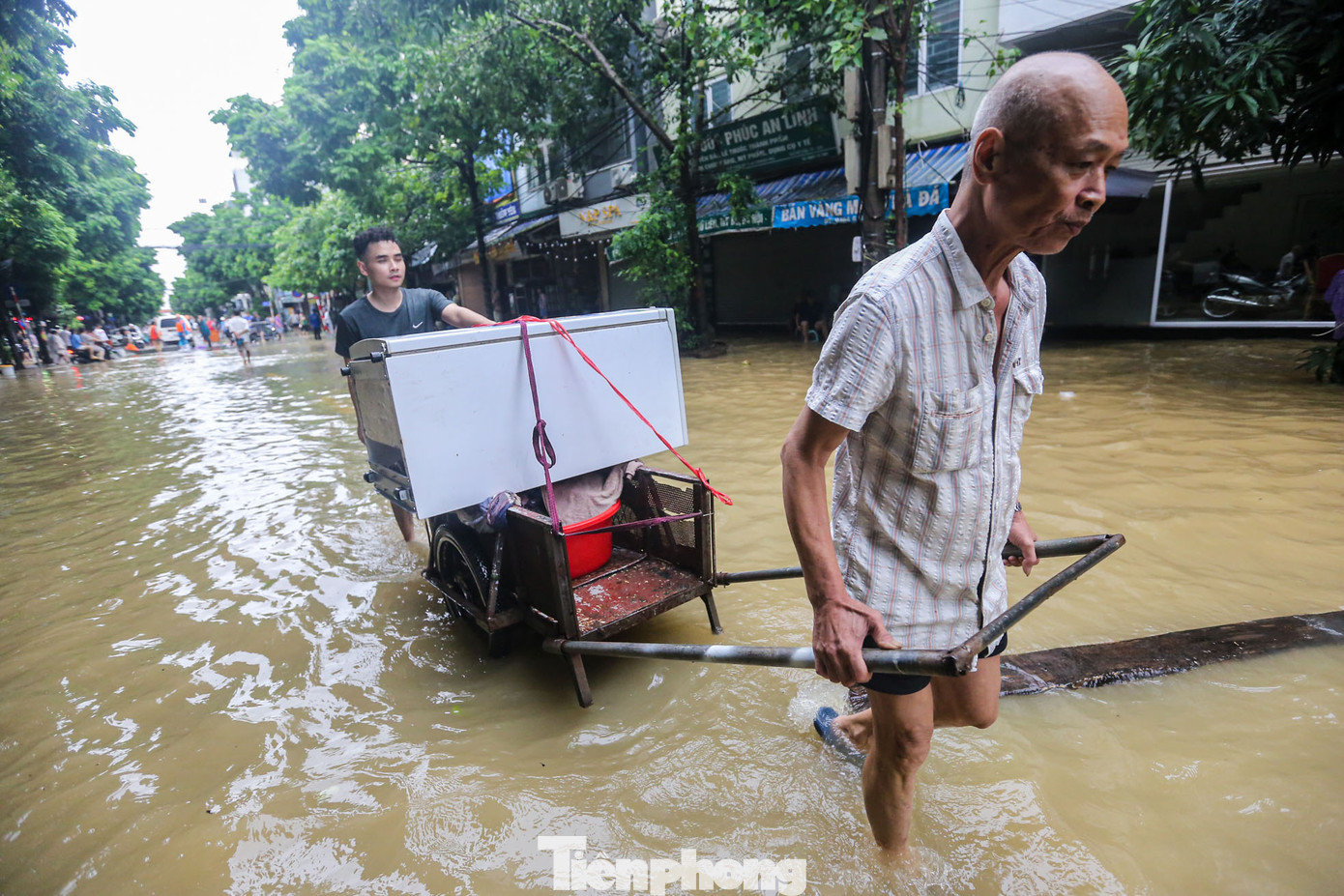 "Nếu nước mà lên đến hơn 1m nhà tôi sẽ ngập nặng, nên cả gia đình tranh thủ dọn đồ đạc đến khu vực cao hơn. Nước lên nhanh quá, cả nhà chỉ lo dọn dẹp thôi. Từ sáng đến giờ cũng chuyển bao nhiêu chuyến xe ra rồi", một người dân sinh sống trên phố Tứ Liên cho biết.