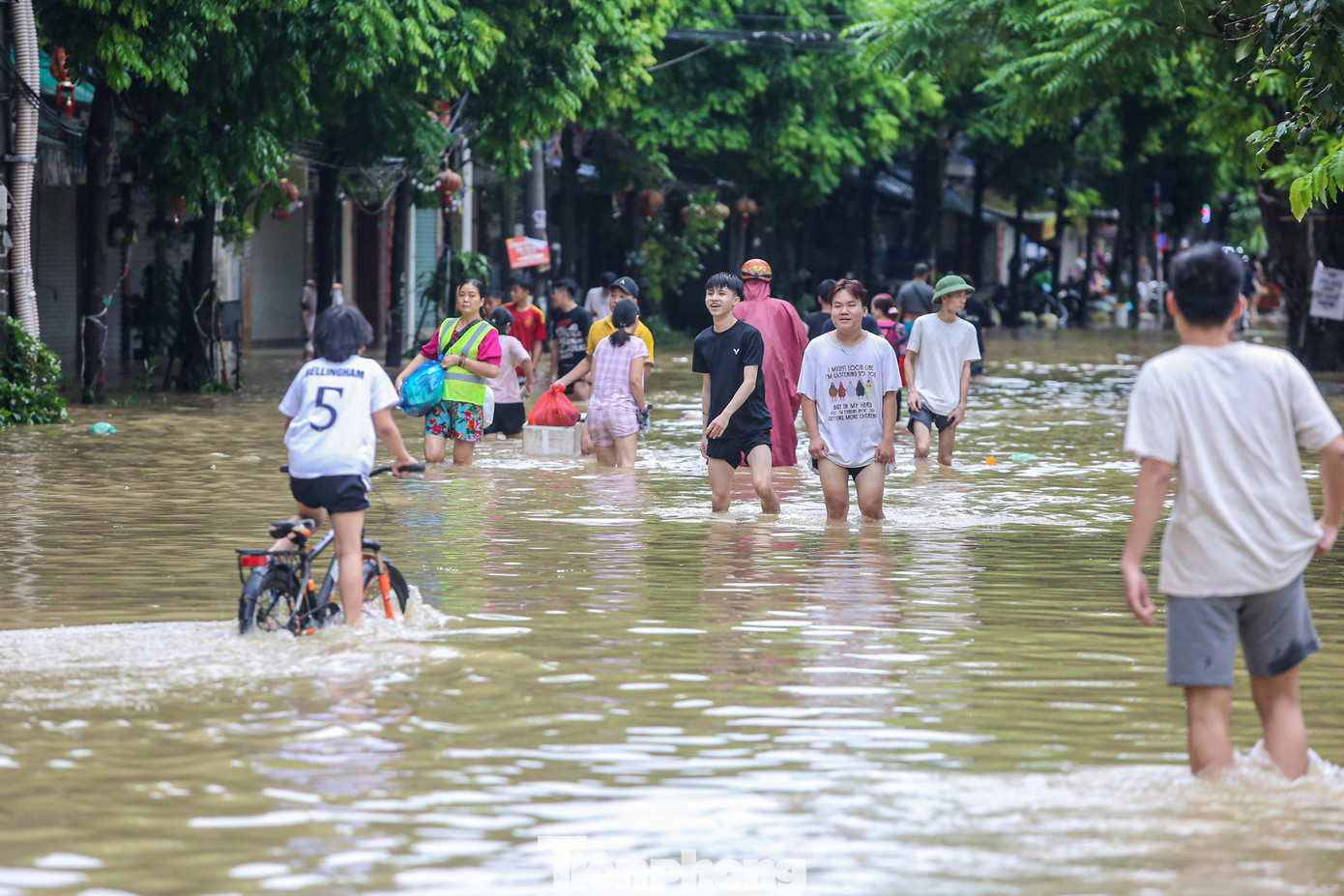 Ghi nhận của PV, chiều 11/9, nước sông Hồng dâng cao ngập vào khu dân cư trên phố Tứ Liên (phường Tứ Liên, quận Tây Hồ, Hà Nội) khiến hàng trăm hộ dân ở khu vực trên hối hả đi sơ tán.