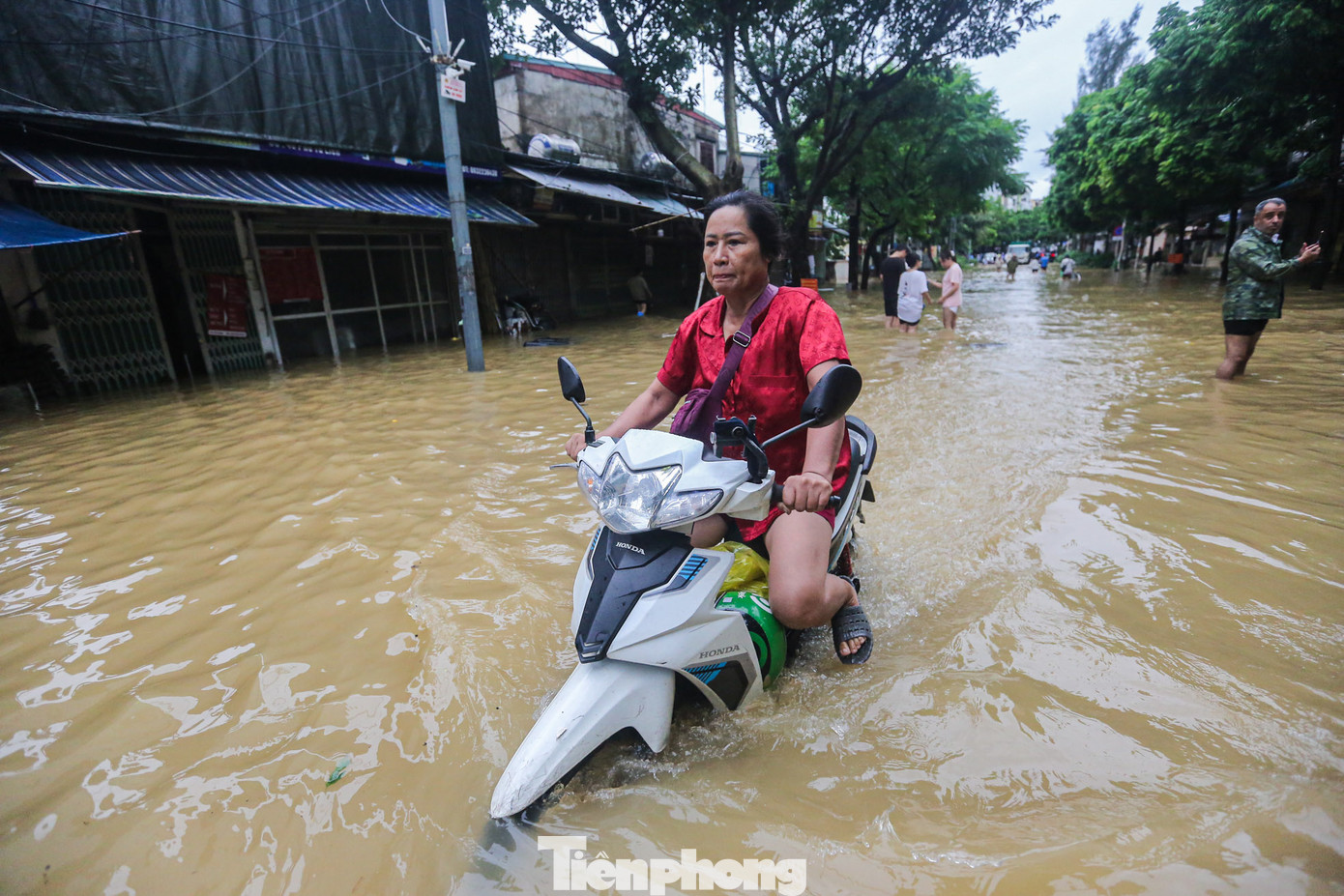 Nước ngập sâu cả mét, nhiều phương tiện vẫn cố vượt qua.
