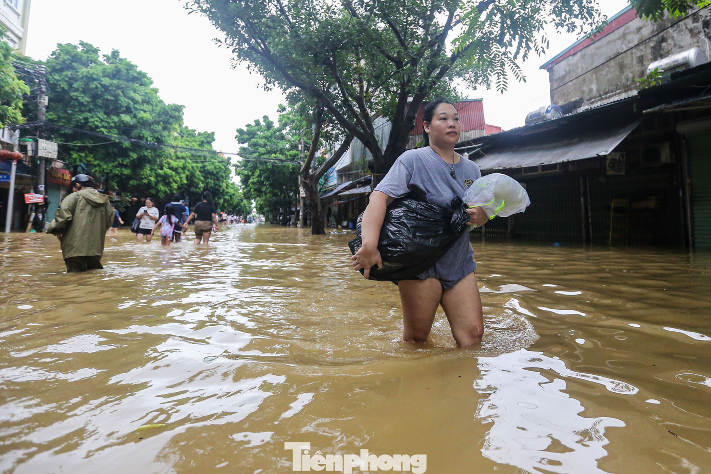 Chị Hoàng Phương Thảo (ngõ 56 phố Tứ Liên) cho biết đã ở đây gần 20 năm rồi, nhưng chưa bao giờ thấy trận ngập lớn như vậy. "Tối hôm qua nước lũ ngập vào đến nhà, lúc đó cả nhà tôi chỉ biết nhanh tay nhanh chân dọn nhanh đồ đạc để di chuyển lên trên gác. Hôm nay, tôi cho con về nhà bà ngoại ở, giờ đang về lấy đồ để di chuyển", chị Thảo chia sẻ.